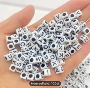100x 6x6 mm Engelse letter acryl kubus kralen met groot gat – DIY sieraden maken – Armbanden, kettingen, accessoires